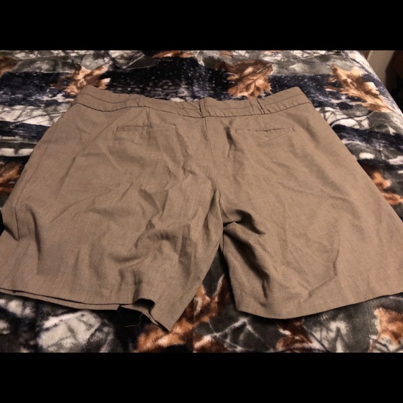 Maurice's khaki shorts size 26 - Picture 2 of 3